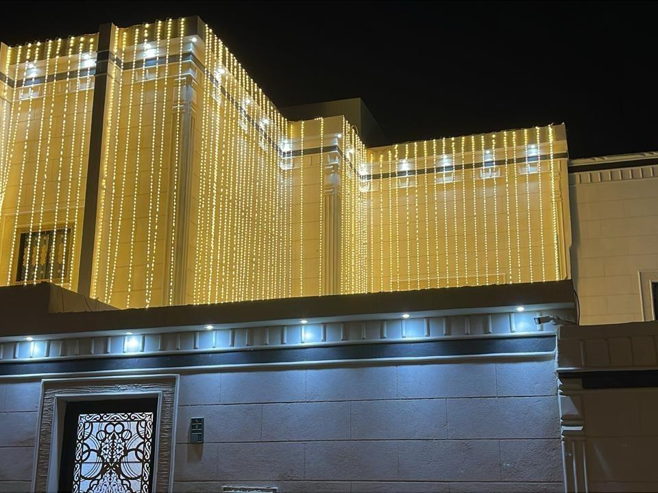 لمبات شبك وعقود زينة